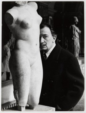 Dalí visitando el Museo del Louvre